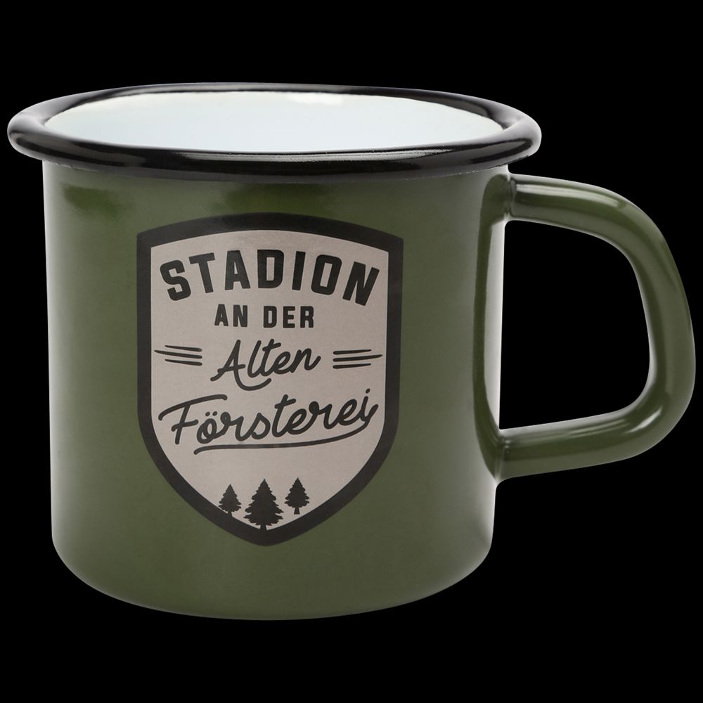 Grüne Emaille-Tasse mit schwarzem Rand und Aufdruck „STADION AN DER ALTEN FÖRSTEREI“.